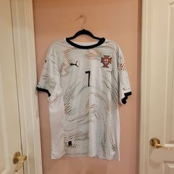 Puma Portugal 2025/2026 Away Soccer Jersey Ronaldo #7 Men's Size 3XL 
Pre-owned, very good shape, please see photos.
Size 3XL, Arm pit to arm pit 24",