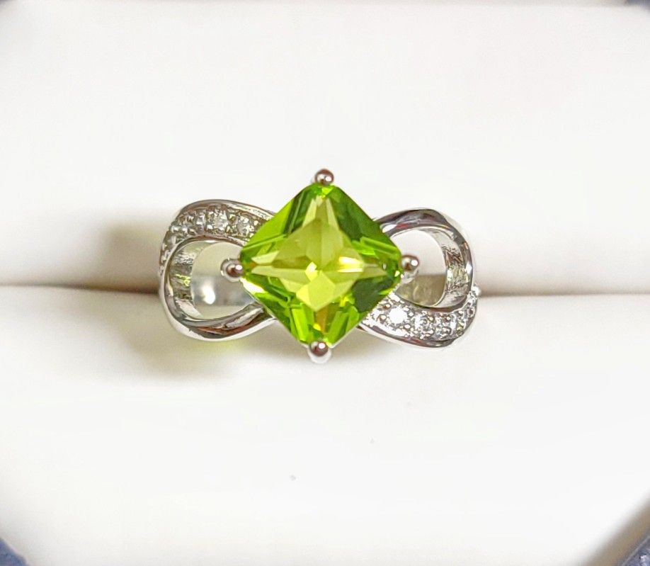 Sterling Silver 925 Peridot Ring Size 7.5 Weighs 2.82 Grams