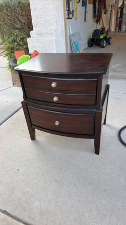 Dark Wood 3-Drawer Nightstand