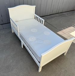 *LIKE NEW* Child Craft White Camden Toddler Bed + Sealy Premium Posturepedic 2-Stage Mattress