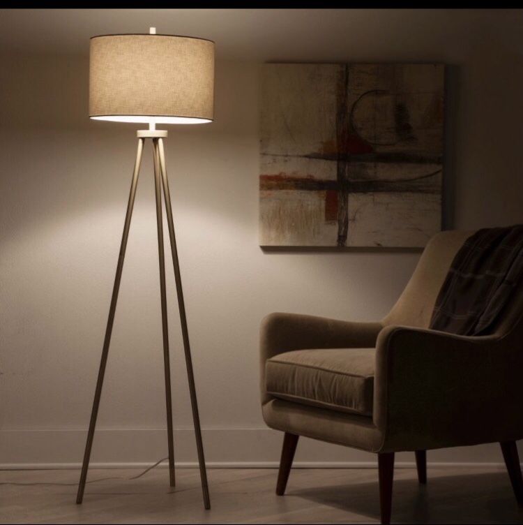 Tripod Floor Lamp Lampara De Piso $70 dlls new Recojer en northeast