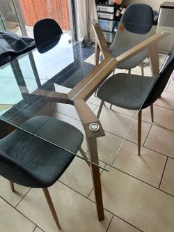 Minimal Glass dinning table for sale.