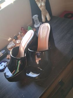 Black wedges