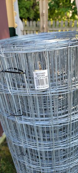 Wire Fencing,  used for a few months. Never cut or completely enrolled,  needed until fence was repaired, good condition and comes with 6 - 5 ft green