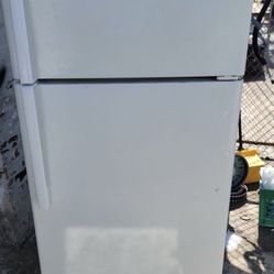 GE 28” Wide Top/Bottom Refrigerator 