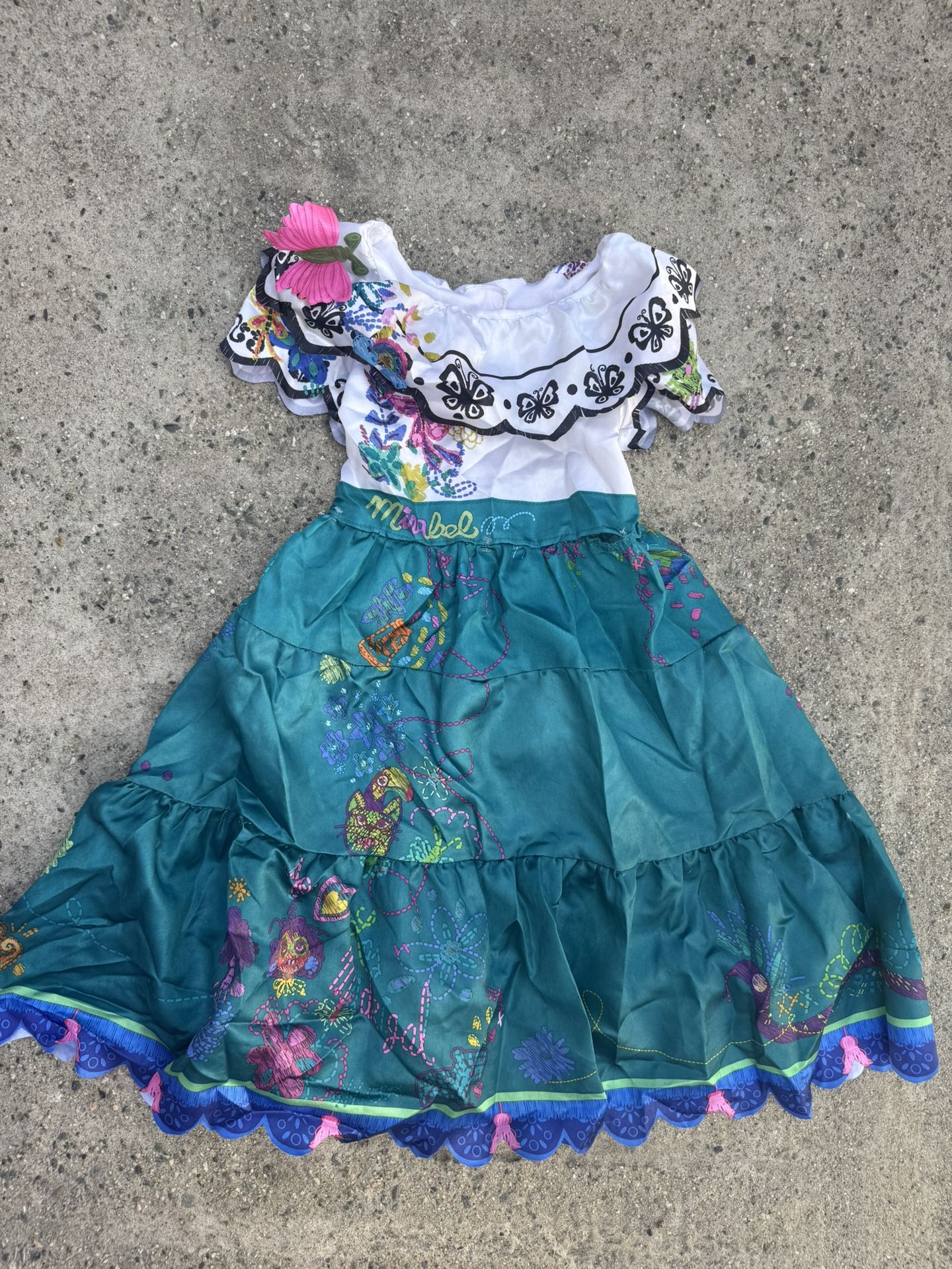 Encanto Halloween π Costume For Girls /size:5/6 / Used -good / It Has A Small Torn Hole In The Dress You Could SEW πͺ‘ It Back , The Dress Is Good /