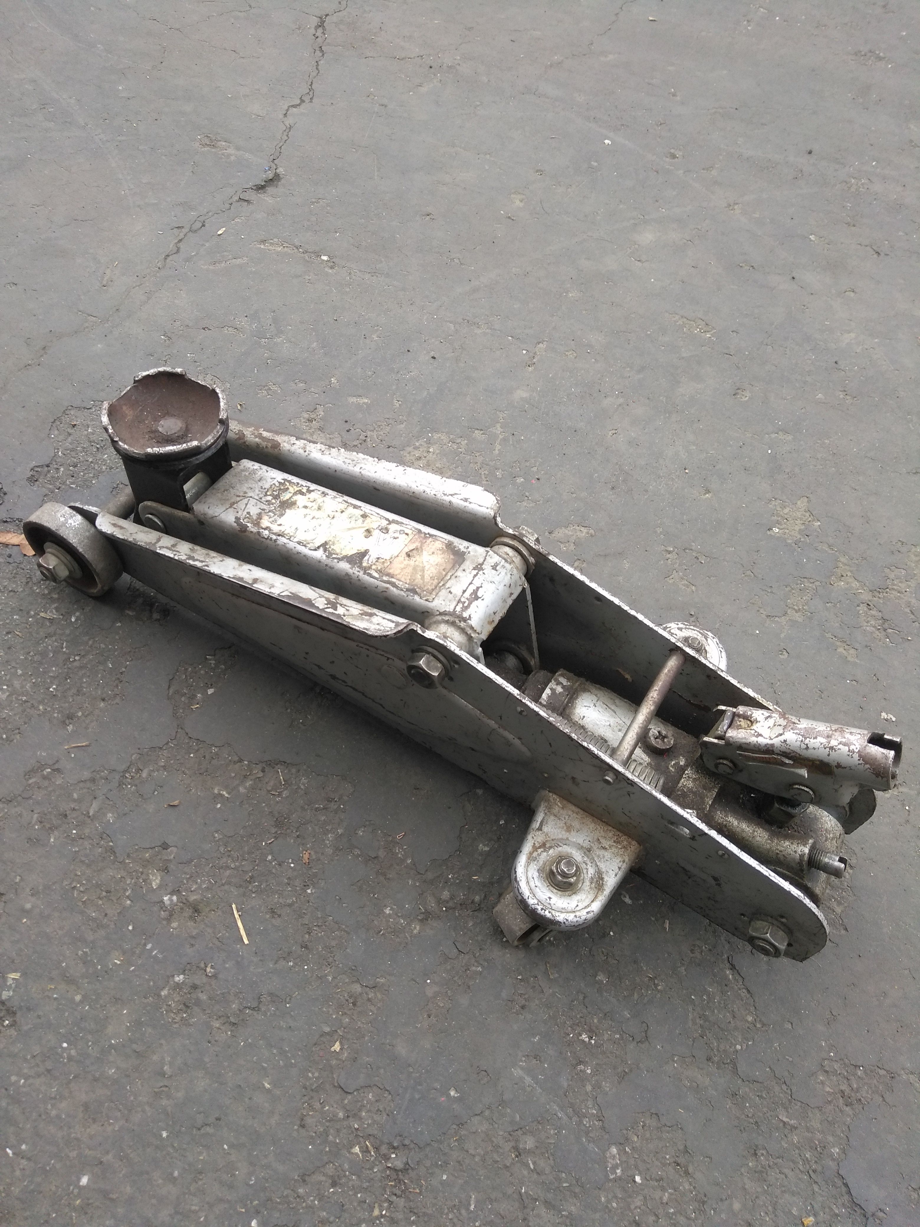 Pro Lift Hydraulic Floor Jack 4000 LBS 2 Ton Model F361 for Sale in