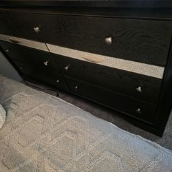 Dresser With Mirror 