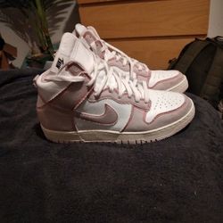 I'm Selling These Nikes  I've Never Seen Them  This Color