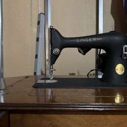 Singer 66-18 Vintage Sewing Machine With Table
