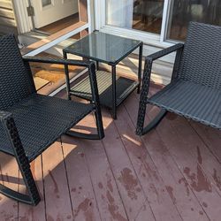 2 Rattan rocking chairs and a side table
