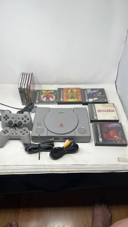 PlayStation 1 SCPH-5501. Comes with everything you need plus games. Box 17