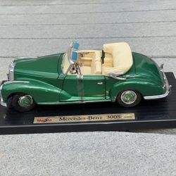 Maisto 1:18 Mercedes Benz 300 S (1955) Green / Tan