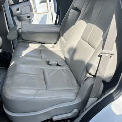 2nd Row  Seats In Light Grey Leather 2008 Tahoe