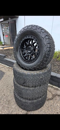 20" KMC w/ 33" BfGoodrich tires