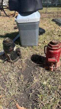 Two Hydraulic Bottle Jacks