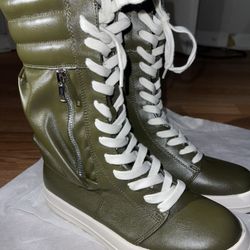 Woman’s Boots New!