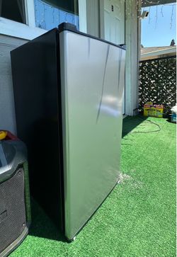 FRIGIDAIRE MINI-FRIDGE