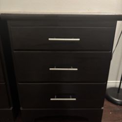 2 Bed Side Tables With 1 Small Drawer And Two Large Drawers. 