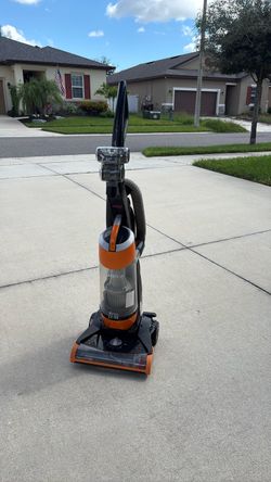 Vacuum Cleaner / Bissell