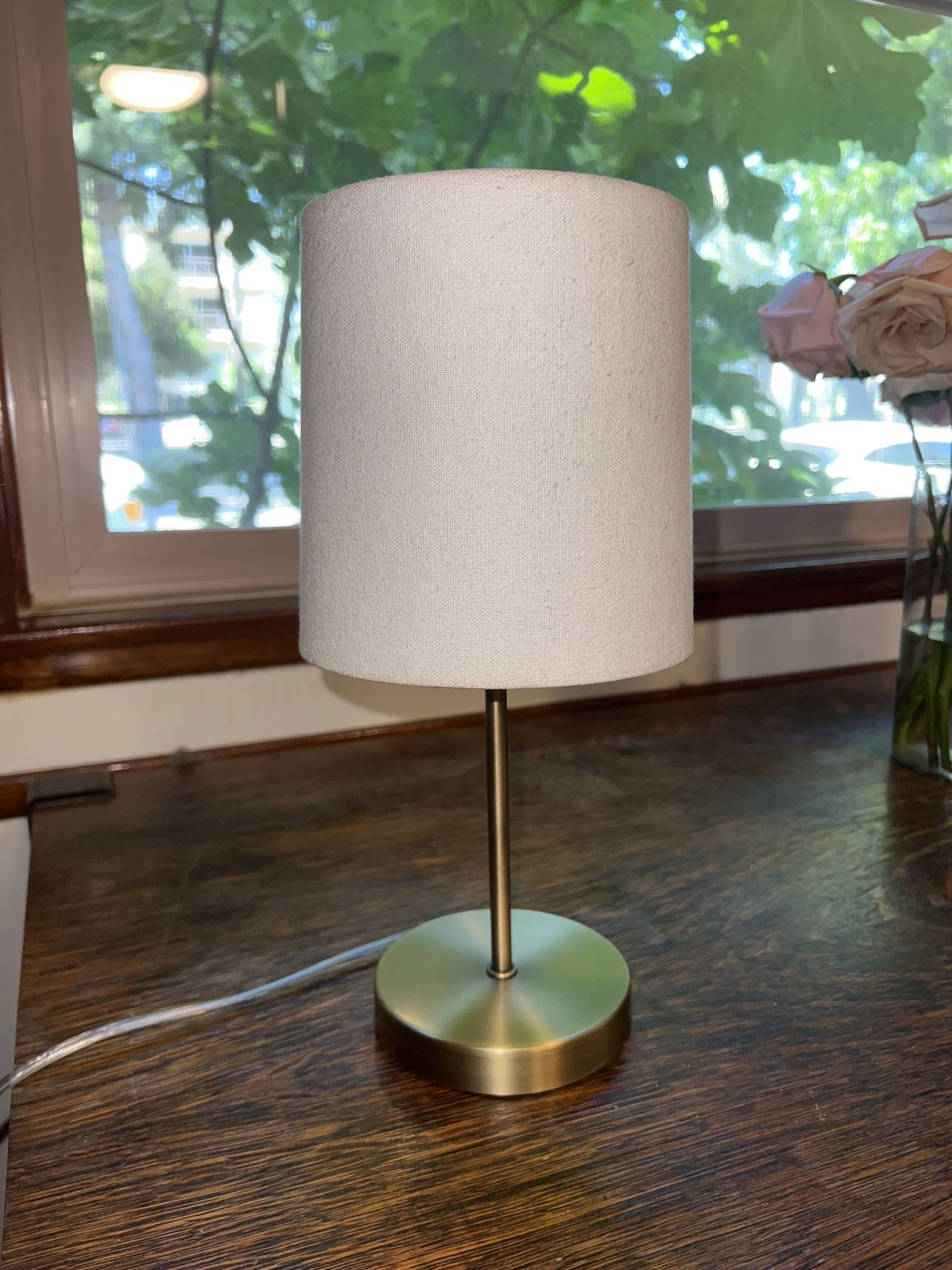 Modern Brass Table Lamp with Textured Shade – Minimalist Style