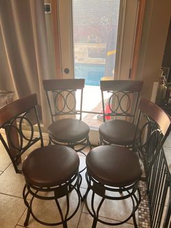 Set of 4 Metal Bar Stools with Cushioned Seats
