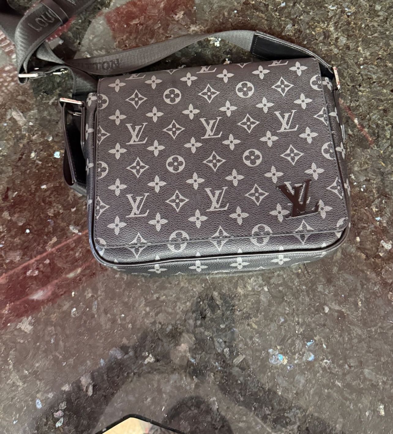 LV messenger Bag