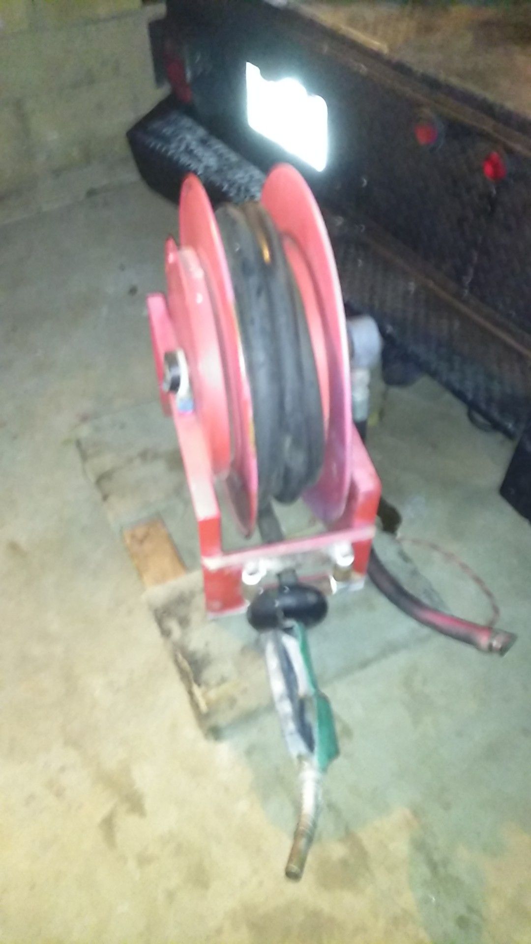 Diesel hose real auto retrackes it s heavey duty weight about hundred fifty pounds