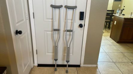 Adult crutches