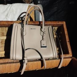 In West Hand Purse So The Strip