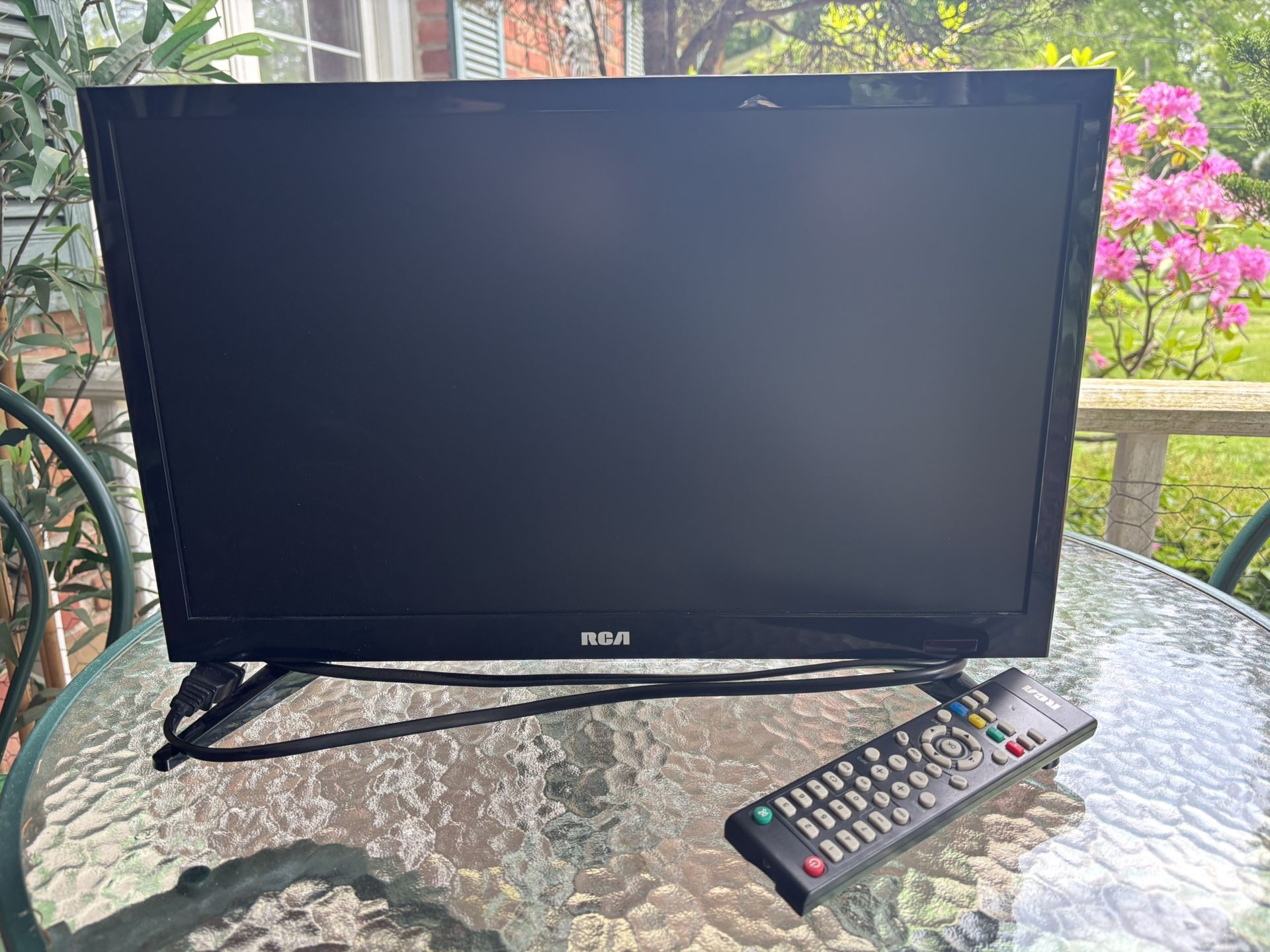 RCA 18 .5“ TV / Monitor With Remote And Stand