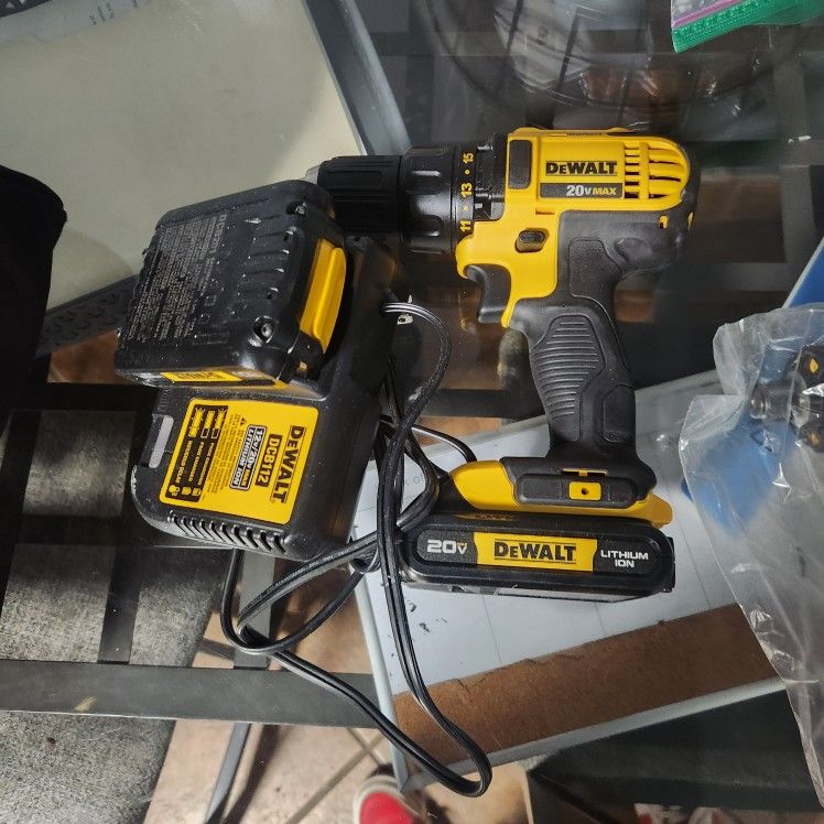 Dewalt impact drill with battery and bag And Charger