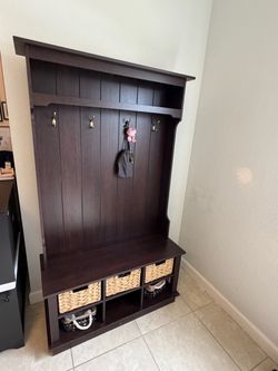 Entryway storage bench