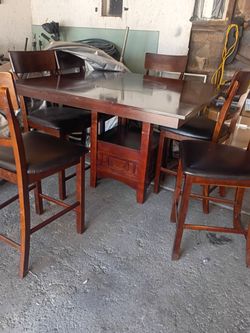 Six chair and table with the swivel in the middle