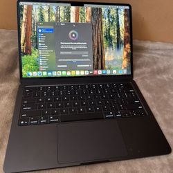 Late. 2025.  MacBook Air. 13. Inch.   M4 Chip /16Gb Ram /500 Ssd (AppleCare + 2029