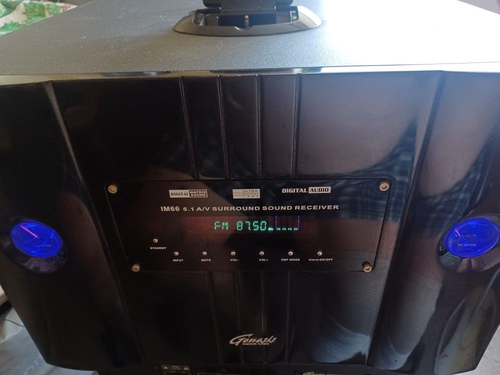 GENESIS MEDIA LABS IPOD FM BASS, NO REMOTE,GREAT BASS ONLY PICK UP 