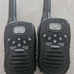 Pair of Uniden Walkie Talkies 2-Way Radios Black Battery Operated With Clips