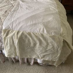 Bed Skirt- Twin $5.00. Chino, Ca
