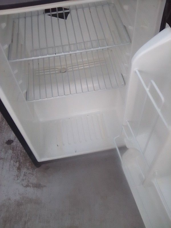 MAGIC CHEF REFRIGERATOR SLIVER IT WORK