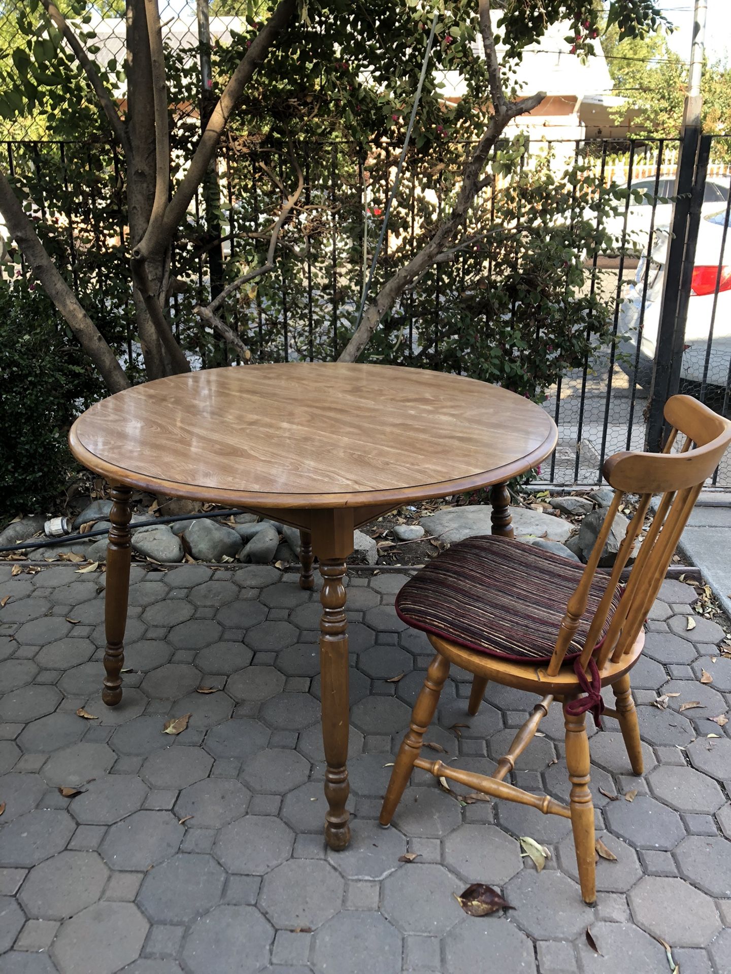 CIRCLE KITCHEN TABLE + FOUR CHAIRS