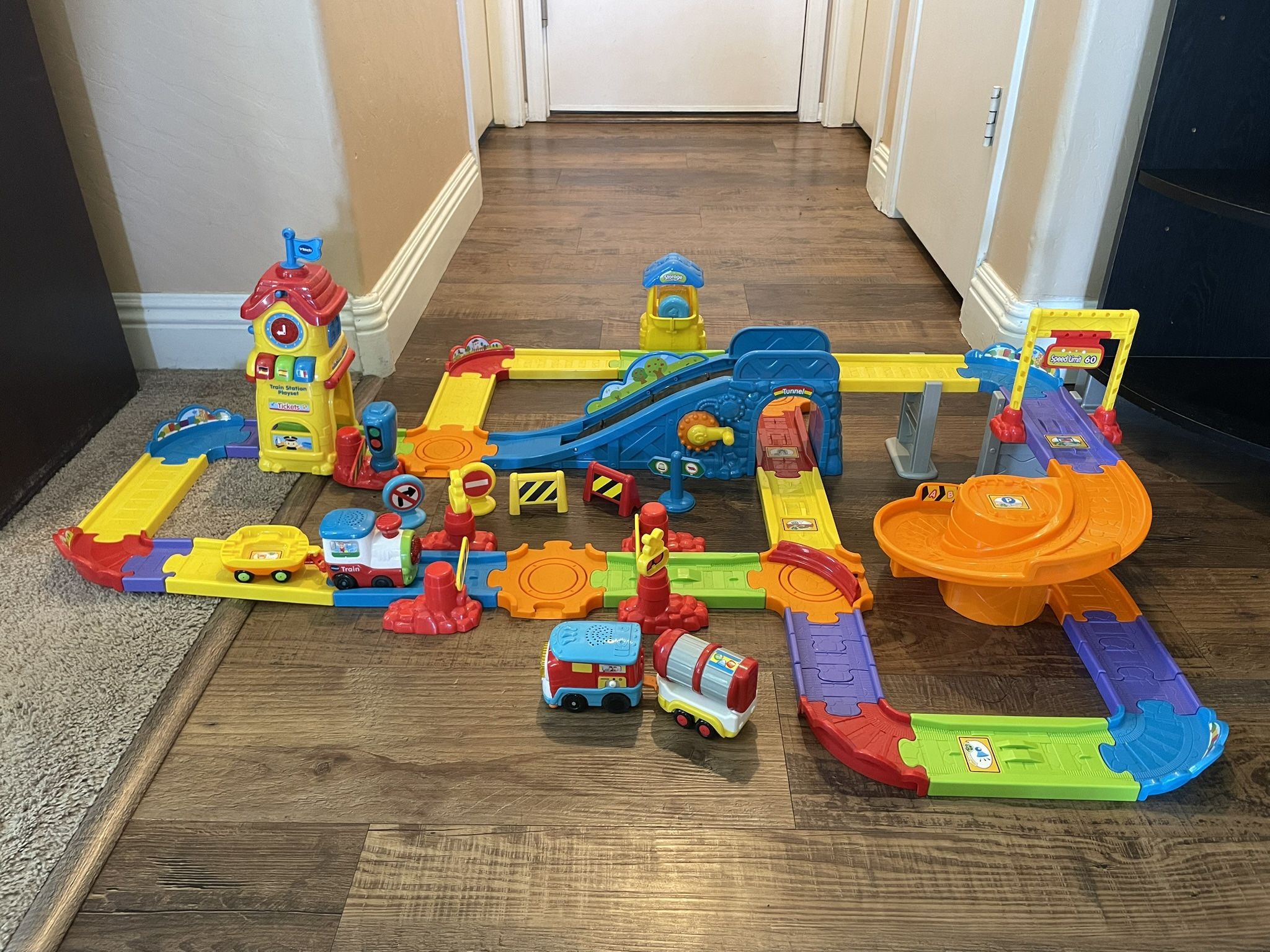 V-tech Go-go Smart Wheels Train Playset