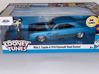 Wile E. Coyote & 1970 Plymouth Road Runner Die-Cast Metal 1:24 scale