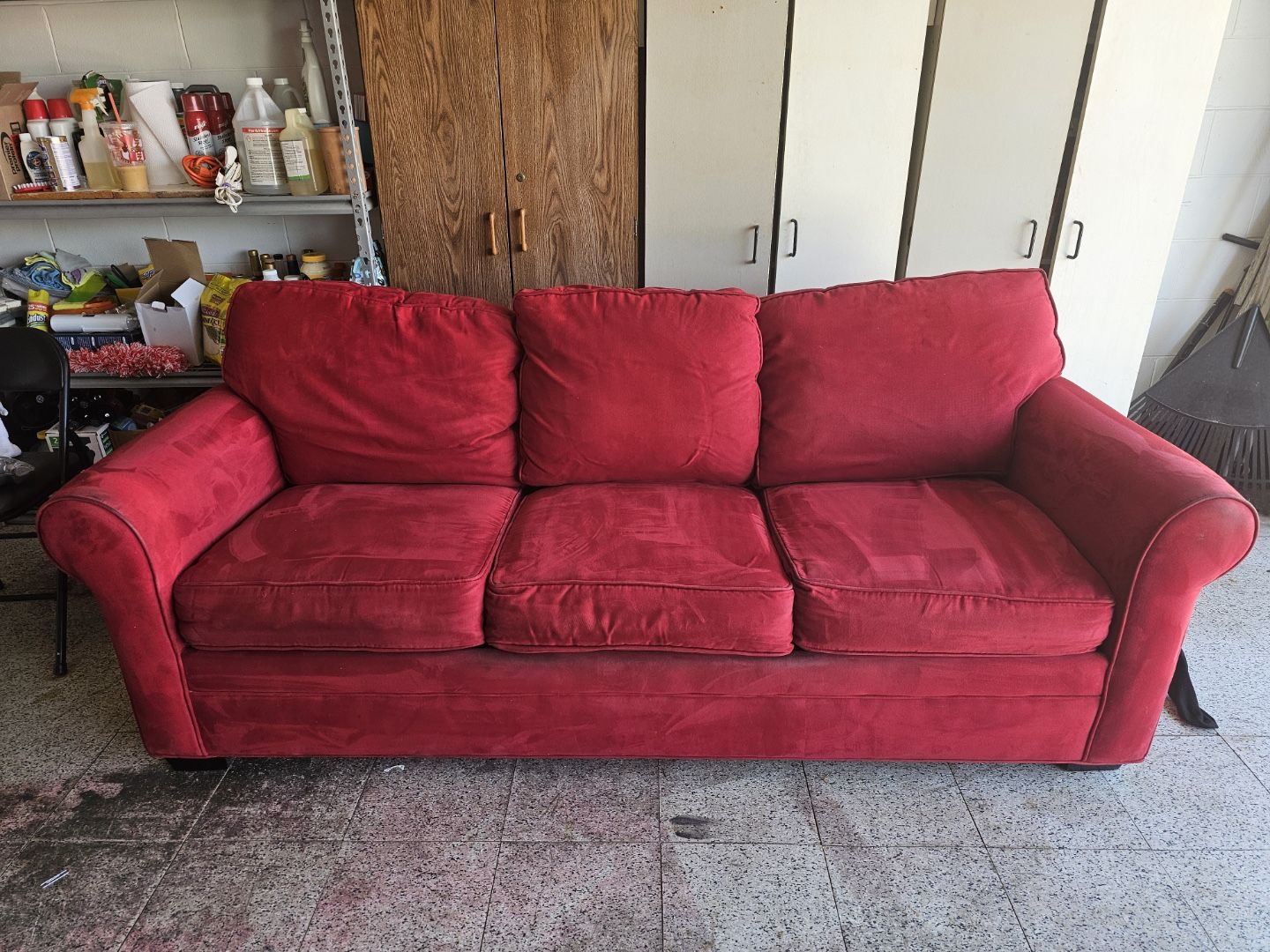 RED Pull Out Sleeper sofá. $299.