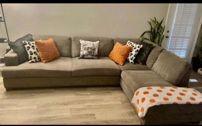 Large gray sectional couch $425 or OBO- must pick up