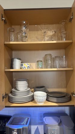 : Kitchenware Moving Sale – Plates, Bowls, Glassware & Containers