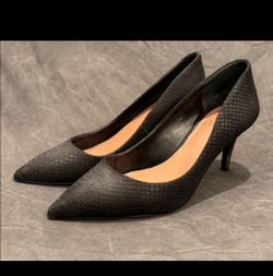 Black faux snake skin looking heels size 8.5