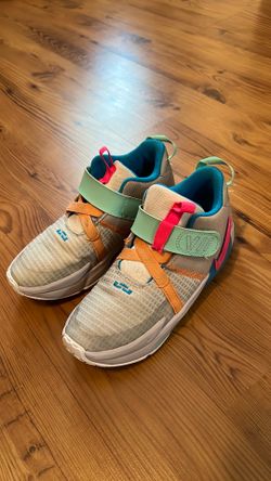 Boys Nike LeBron James Shoes size 2.5Y