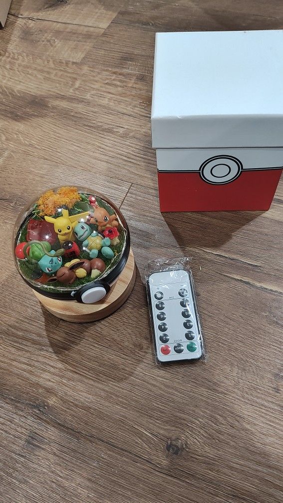 Pokemon Terrarium Collection 8 Poke Ball Case Toy Mini Figure Lights Up