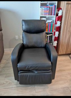 Manual small recliner