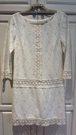 Laundry lace shift dress by Shelli Segal, featuring an intricate vertical crochet panel down the front size 6